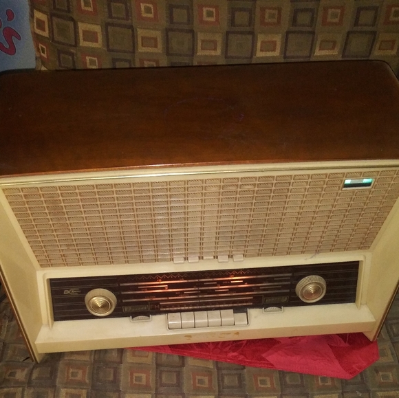 Antique Tube Table Radio - Picture 5 of 10